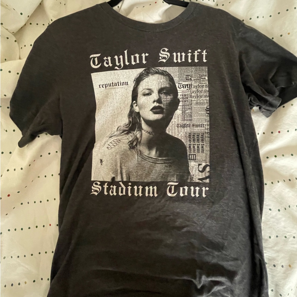 Taylor Swift reputation stadium tour merch t shirt